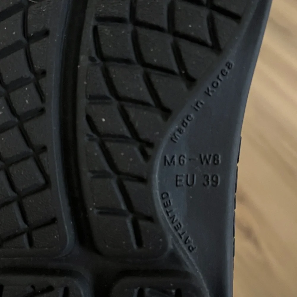 OOFOS black slides size W8 M6 - Picture 4 of 4